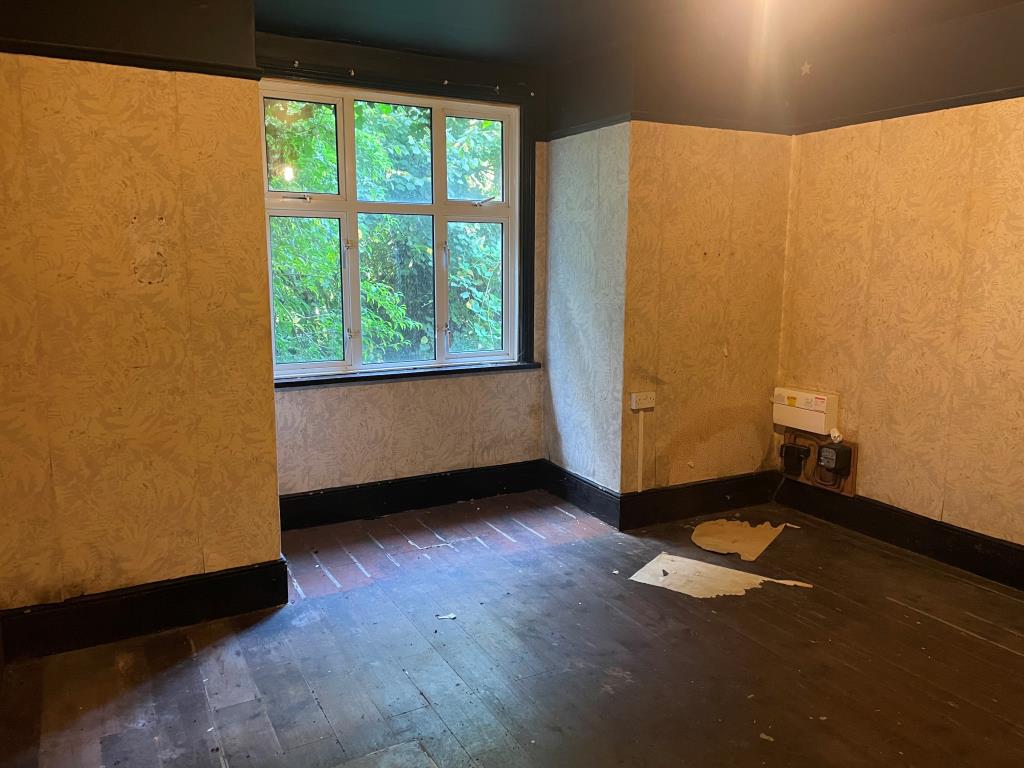 Lot: 99 - HOUSE ARRANGED AS TWO FLATS WITH LARGE GARDENS - Ground floor main bedroom with view over rear garden